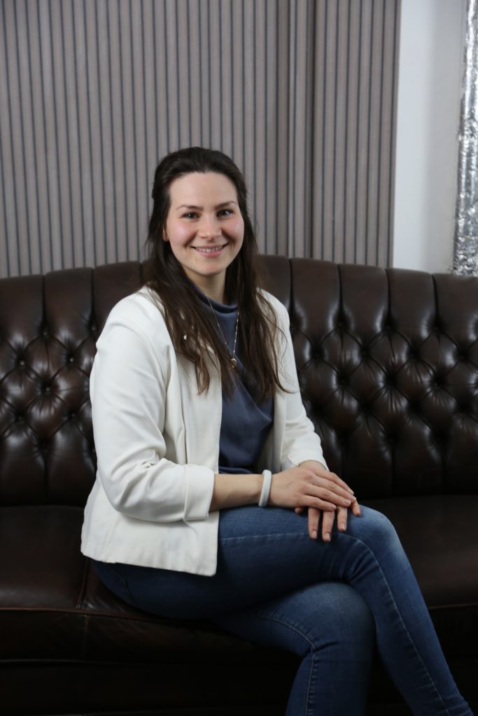 Frau auf Sofa, Axel Rüdel Hausmeisterservice