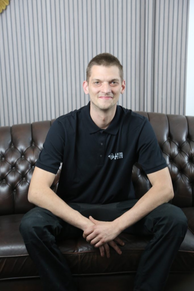Mann auf Sofa, Axel Rüdel Hausmeisterservice