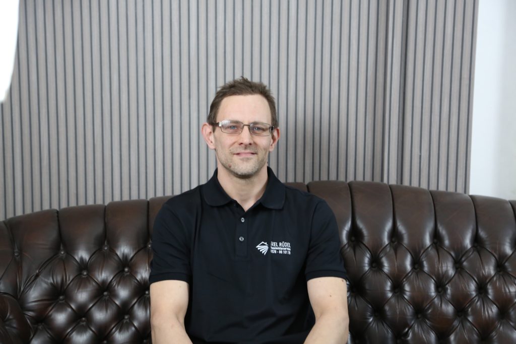 Mann auf Sofa, Axel Rüdel Hausmeisterservice