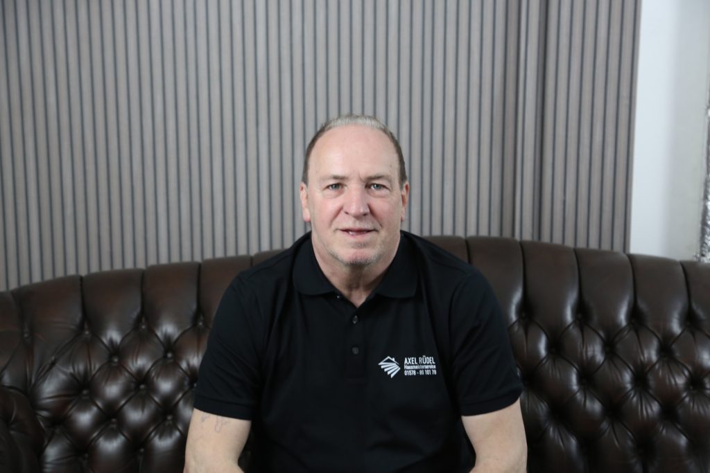 Mann auf Sofa, Axel Rüdel Hausmeisterservice