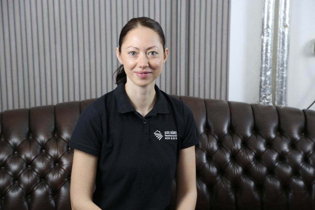 Frau auf Sofa, Axel Rüdel Hausmeisterservice