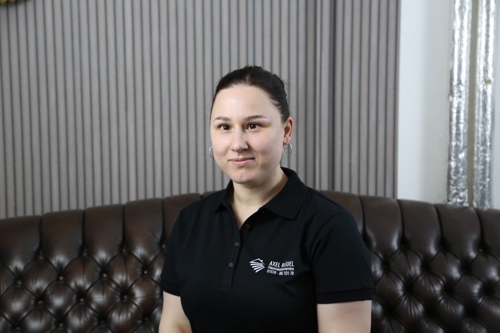 Frau auf Sofa, Axel Rüdel Hausmeisterservice