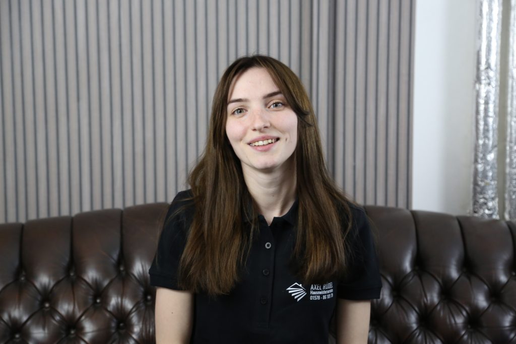 Frau auf Sofa, Axel Rüdel Hausmeisterservice