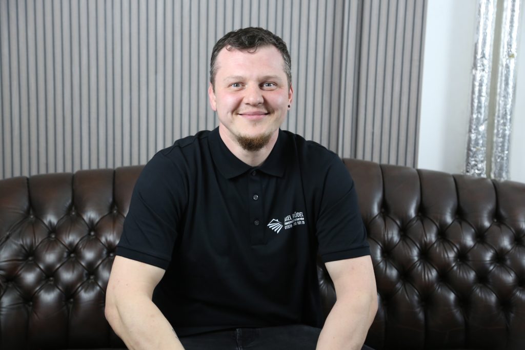 Mann auf Sofa, Axel Rüdel Hausmeisterservice